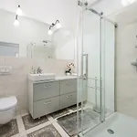 Апартаменты Codelli Deluxe Fresco Centre App With Balcony