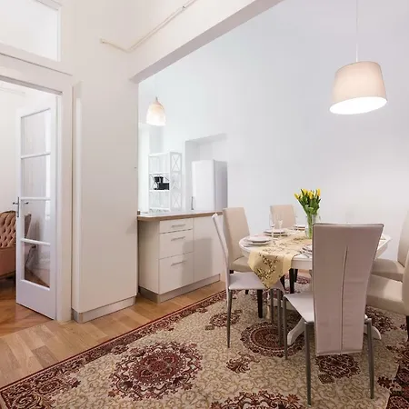 Codelli Deluxe Fresco Centre App With Balcony * Lubiana