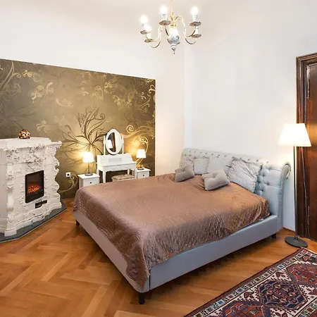 Codelli Deluxe Fresco Centre App With Balcony לובליאנה