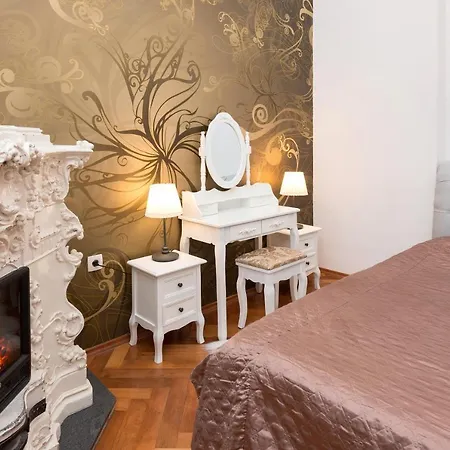 Codelli Deluxe Fresco Centre App With Balcony *