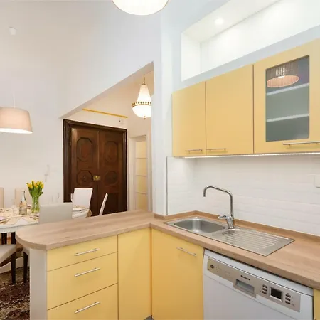 Codelli Deluxe Fresco Centre App With Balcony דירה