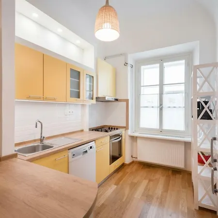 Codelli Deluxe Fresco Centre App With Balcony דירה