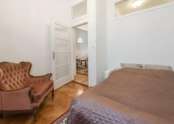 Codelli Deluxe Fresco Centre App With Balcony *