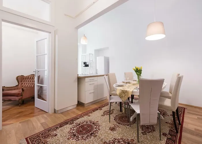 Codelli Deluxe Fresco Centre App With Balcony * リュブリャナ