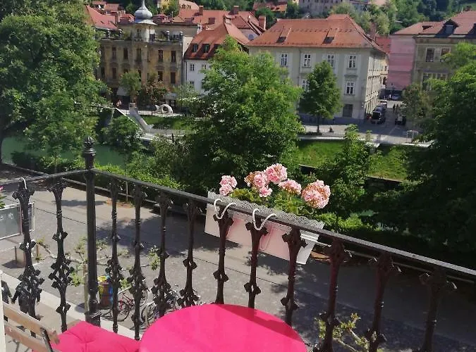 Codelli Deluxe Fresco Centre App With Balcony Appartement *